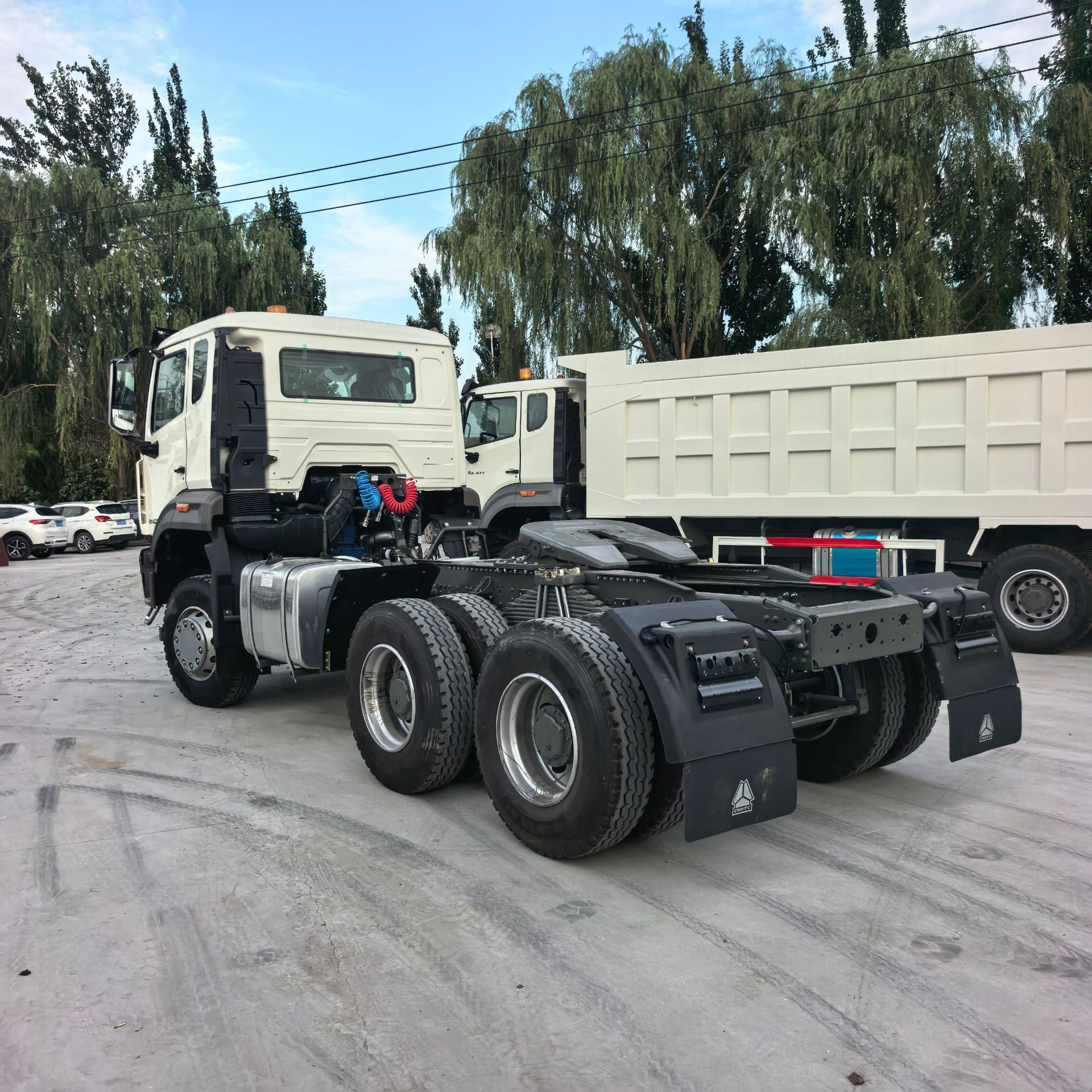 Cross-border HOWO 6x4 tractor head, rear-tipping dump truck, 10-wheel self-unloading engineering vehicle, high-horsepower towed oil tanker truck