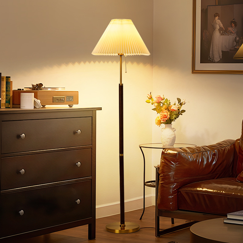 Lámpara de piso decorada con pliegues sofá de sala de estar minimalista lujoso estudio cama de cama lámpara de escritorio vertical lámpara de montaña L002