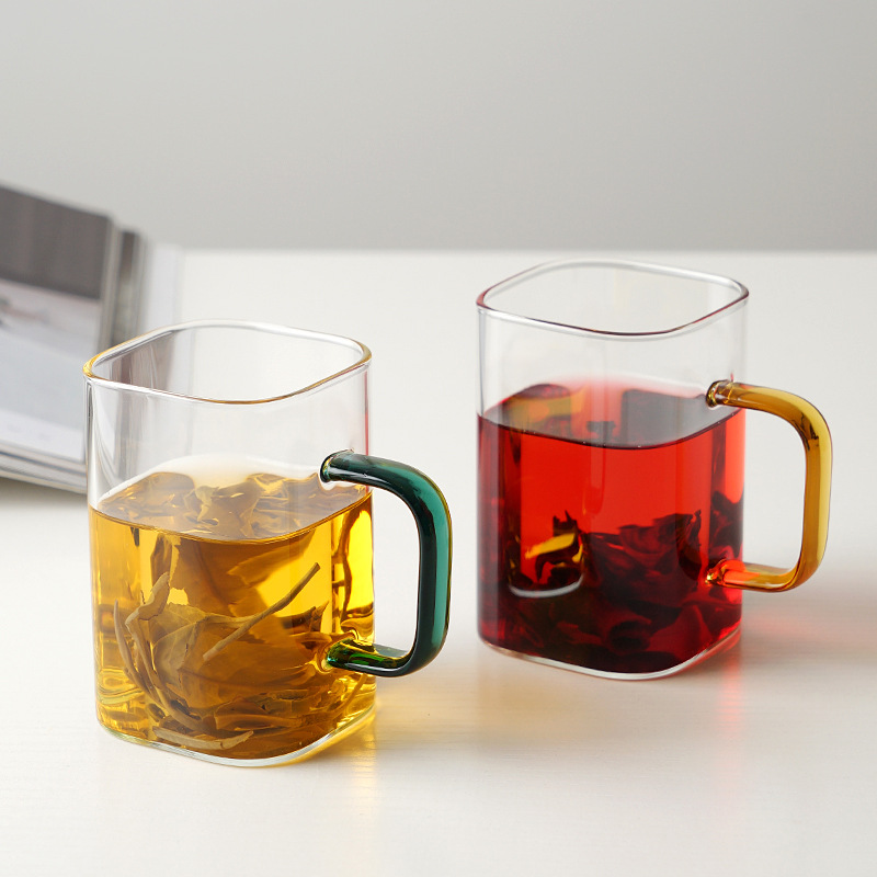 Taza de vidrio cuadrada simple taza de agua taza de vidrio de alta borosilicona al por mayor con mango de alta temperatura regalos comerciales de café