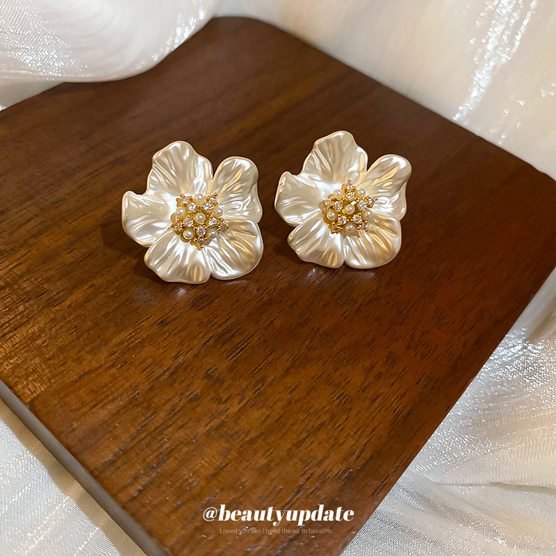 Agujas de plata galvanizadas en oro real Pendientes de flores de diamantes suaves Pendientes de temperamento de moda de lujo ligero Pendientes de alta gama hermosas mujeres