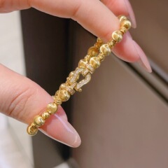 レトロな銅の糸を引く猫の目の馬蹄はブレスレットの女性の新型の2025重工業の高級感の軽い贅沢な手の装飾を掛けます。