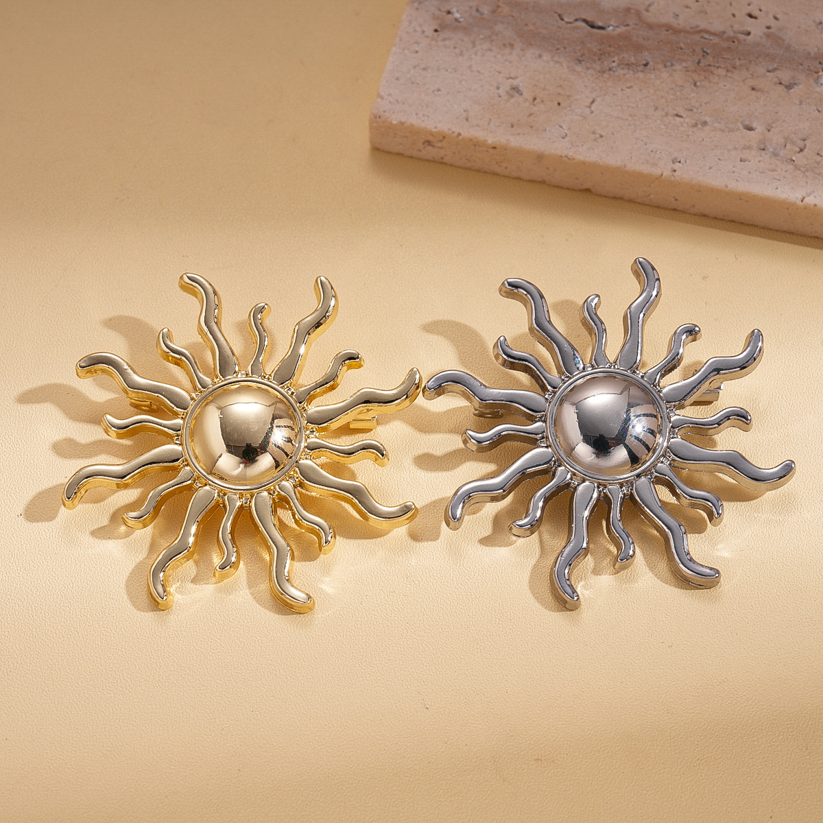 Europa y los Estados Unidos viento frío geometría sol broche metal sentido transfronterizo simple pin nicho alto sentido accesorios de moda image 3