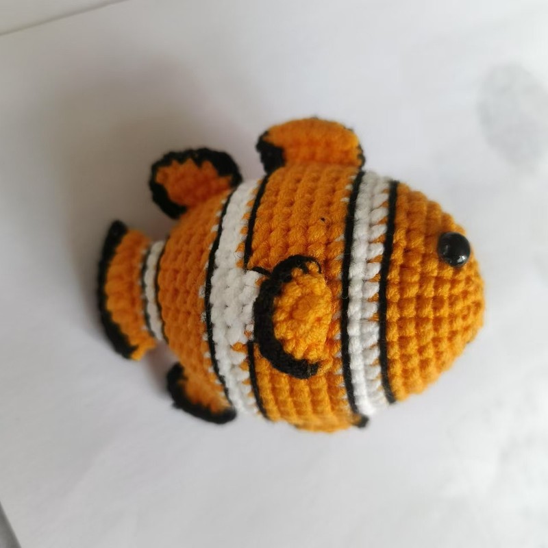 手作りの毛糸編みさくらんぼ車センチのキーホルダーにかわいい果物のストラップを掛けます。|undefined