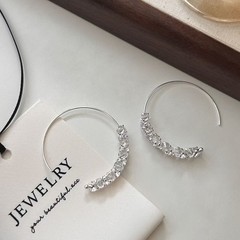 シンプルなクリスタルC型フープイヤーフック、個性的なクールスタイル、ニッチなハイエンドファッションスタイルのイヤリング。