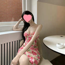 法式气质甜辣妹碎花吊带连衣裙女夏季新款设计感小众显瘦包臀裙子