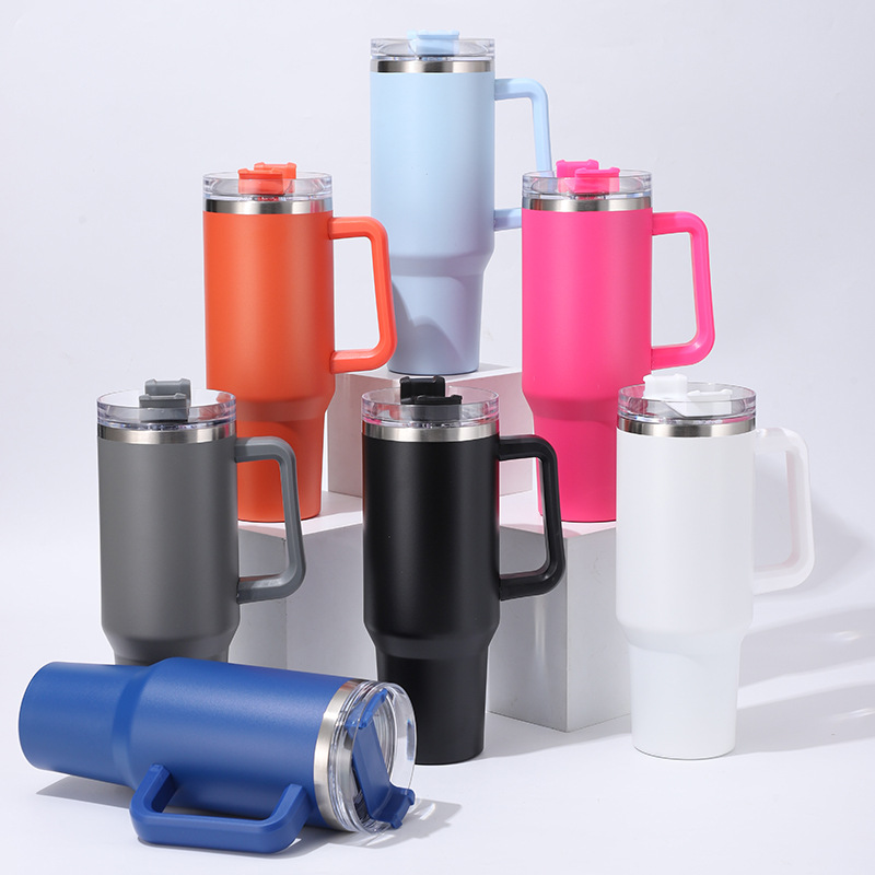 Hochwertiger 40-Unzen-Henkelbecher mit Strohhalm, ideal für unterwegs, mit Eiswürfelbehälter, großer Fassungsvermögen und isolierter Wasserflasche, individuell gestaltbar_voghion.com