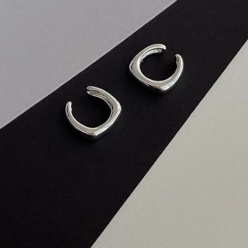 Clip de hueso de oreja brillante simple diseño de nicho clip de oreja versátil en forma de U sin pendientes personalizados de niña linda femenina perforada
