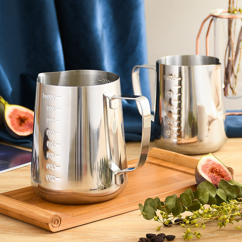 Stainless Steel Latte Art Pitcher with Spout, Measuring Scale, and Lid, Specifically for Cafes, with a Large Capacity and Slanted Mouth