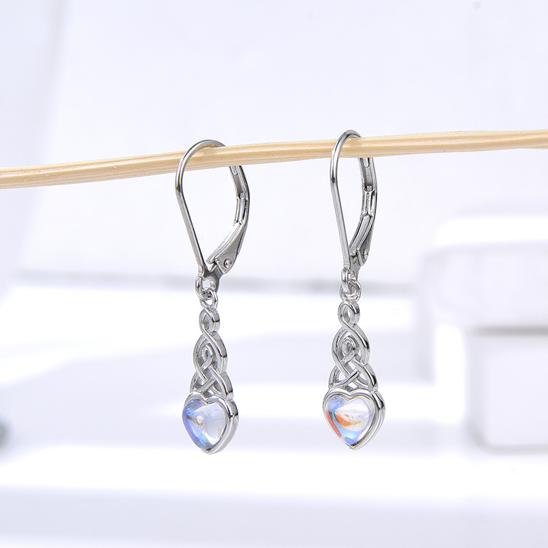 Pendientes en forma de corazón de plata S925 nuevos transfronterizos Pendientes de piedra lunar de nudo celta irlandés Pendientes simples de moda femenina