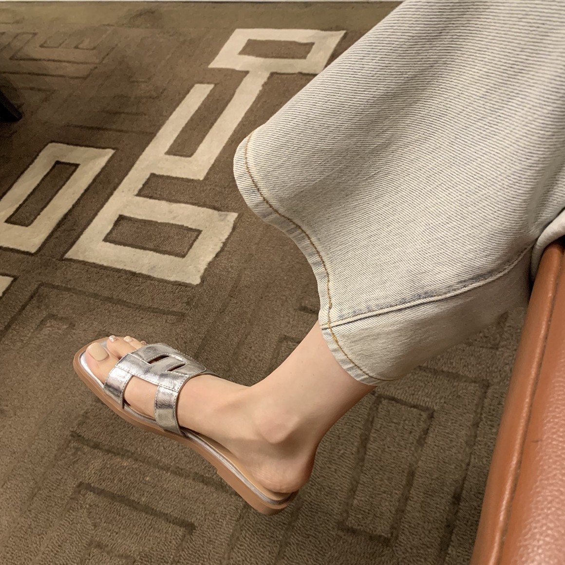 Grape Mom verano nuevo estilo hueco delgado cabeza cuadrada fondo suave fondo plano todo fósforo playa de una palabra pantuflas mujeres