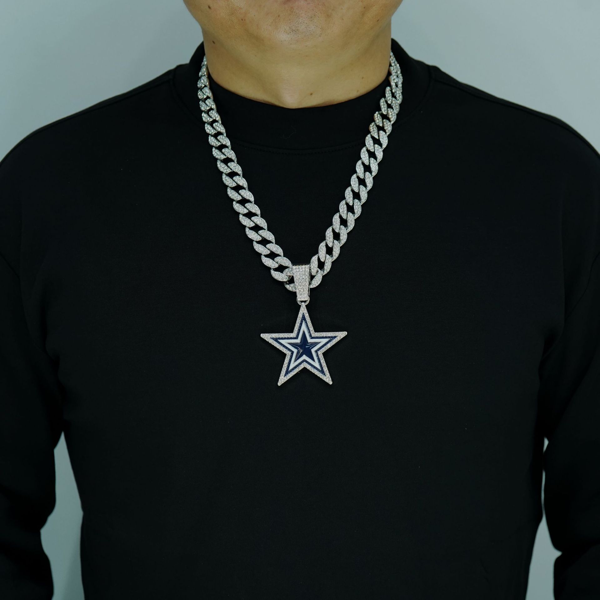 18인치 쿠바 체인이 달린 실버 펜던트