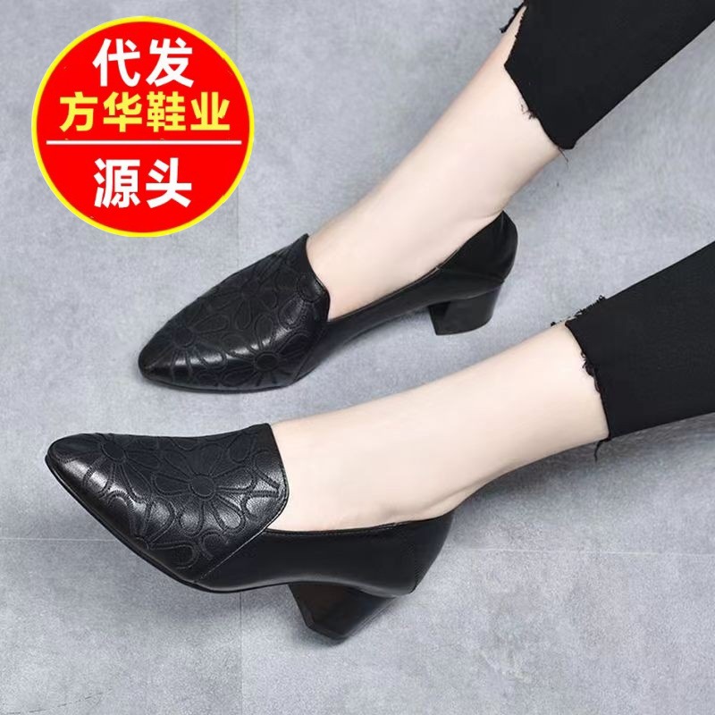 2026 verano bordado superficial talón medio zapatos cómodos de madres bordados flores de talón grueso agudo suela suave zapatos de moda