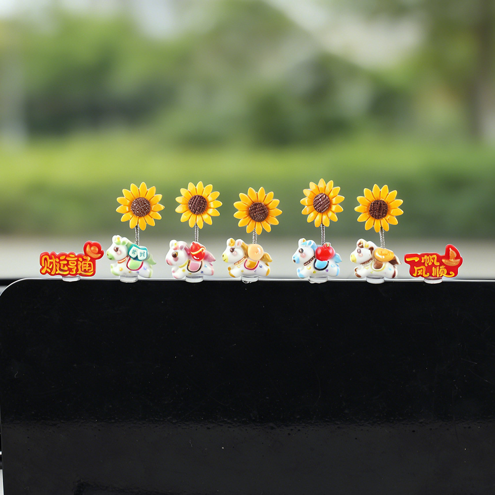 2026 nuevo año del caballo pequeños adornos de automóvil para hacerse rico ponies girasol oscilante decoración de consola central del automóvil