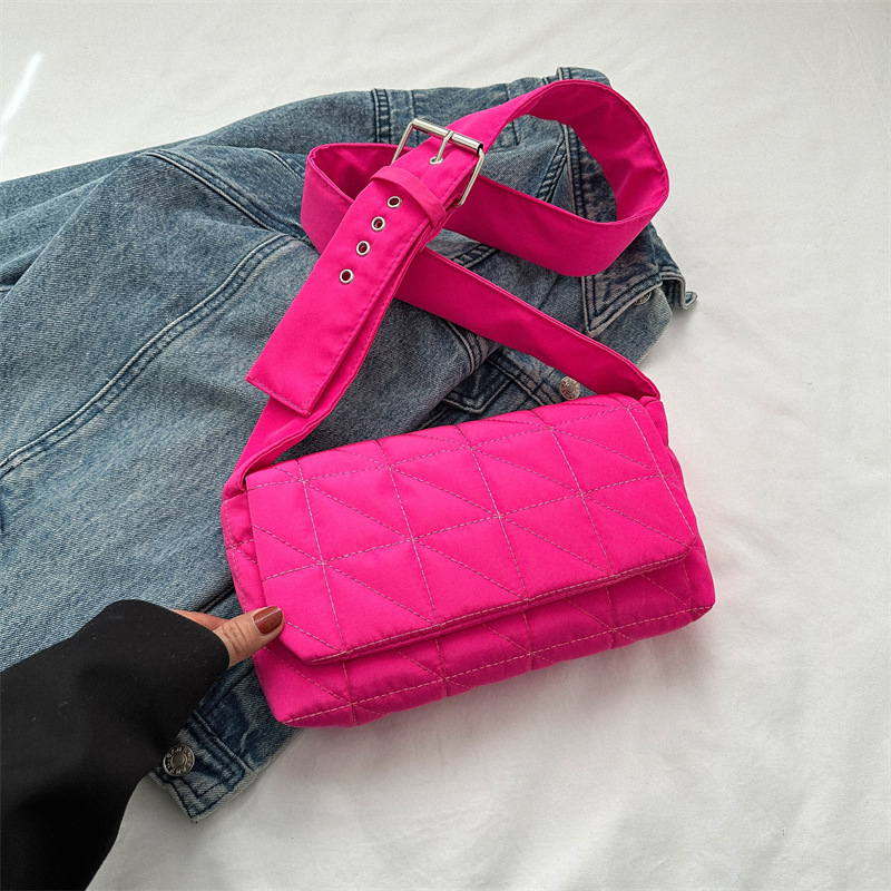 2023 primavera y otoño nuevo rombo bolsa calle moda crossbody abajo bolsa esponja tejida suave superficie almohada bolsa