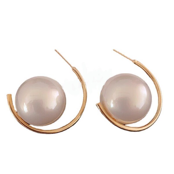 Elegant design sophisticated earrings from pearl