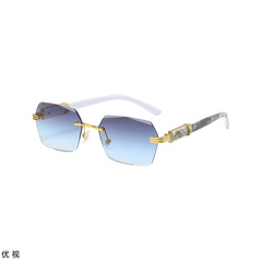 新商品は欧米のファッションを重視しています。