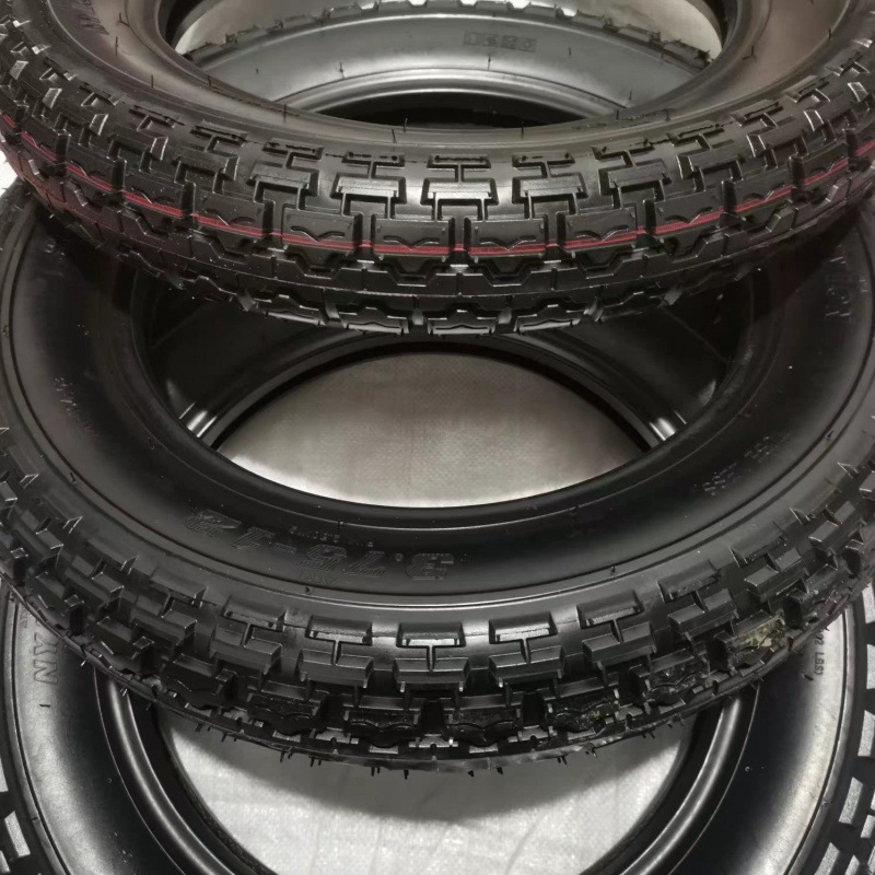 Vehículo eléctrico con neumáticos nuevos / - Vacuo neumático