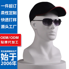 帽子のかつらは頭の型の道具を展示して肩のhead mannequinの眼鏡の専門店のショーケースの男性のモデルの頭を持ちます。