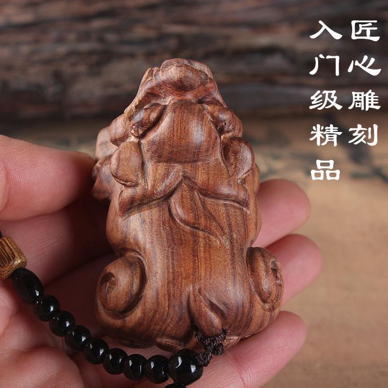 手でラオスの黄花梨の手を彫刻します。|undefined