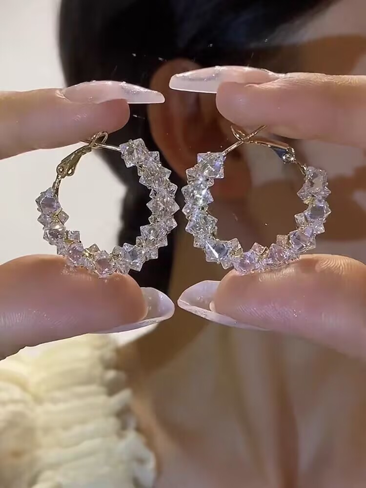 Pendientes rojos de la red de la red de la nueva moda simple, temperamento, orejas súper parpadeantes de todo fósforo, pendientes de círculo de cristal de personalidad japonesa y coreana