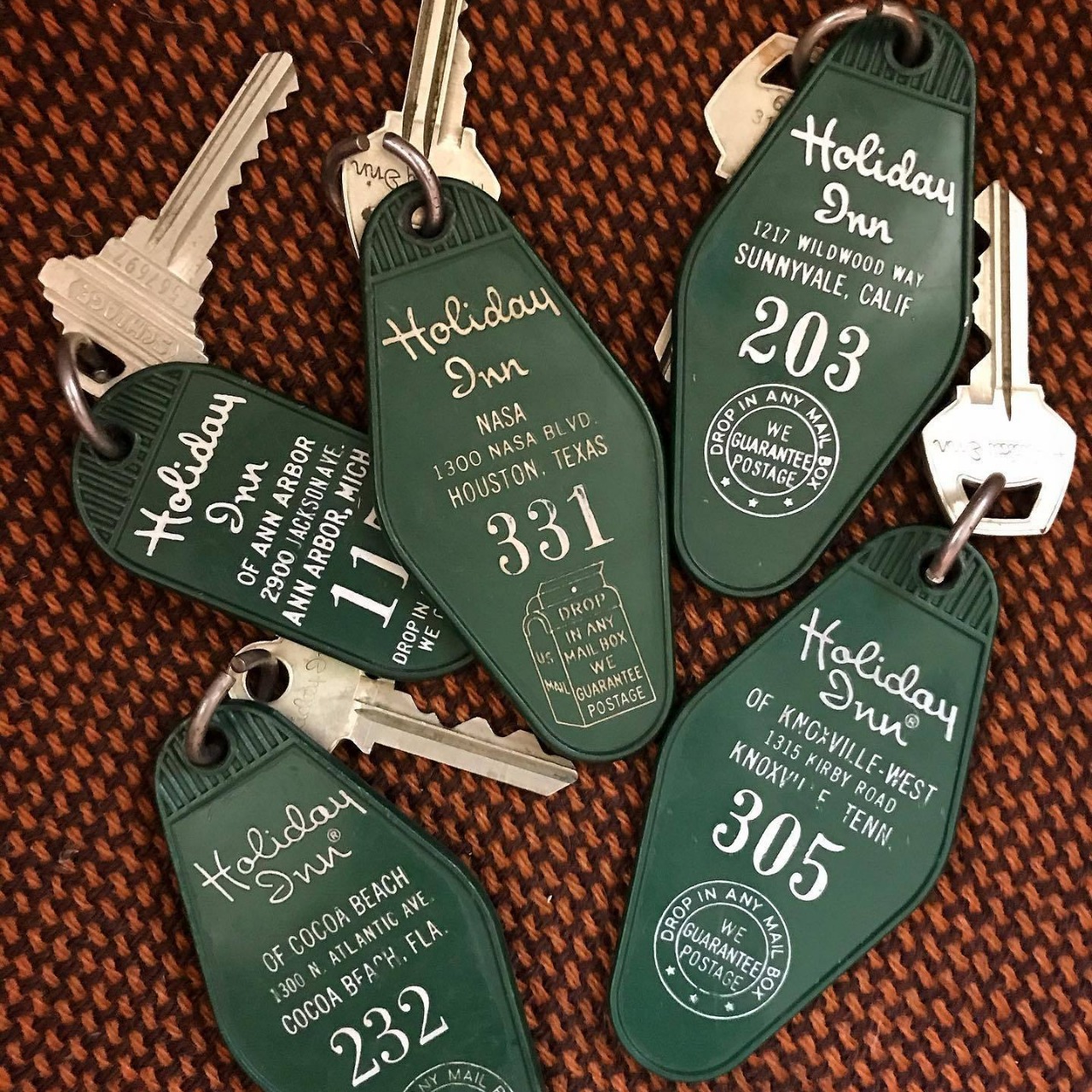 Design plastic luggage retro keychain for keys