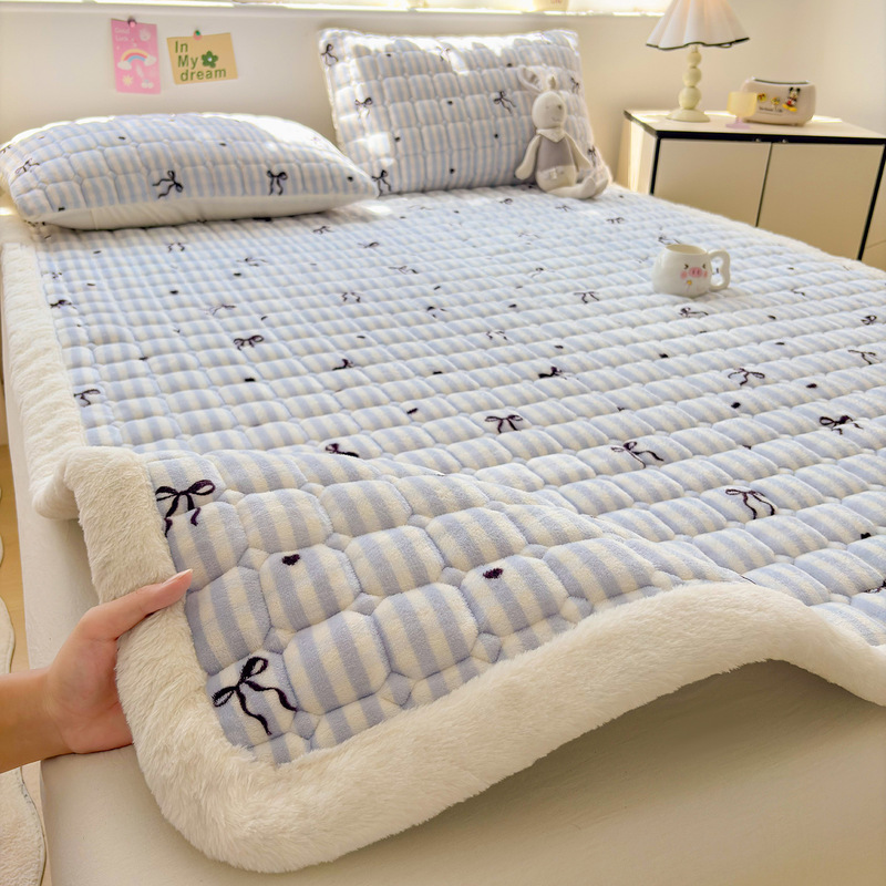 Winter milk velvet three-piece bedding set, including a warm bedspread, blanket, and mattress protector, suitable for home use, student dormitories, and single beds Winter milk velvet three-piece bedding set, including a warm bedspread, blanket, and mattress protector, suitable for home use, student dormitories, and single beds