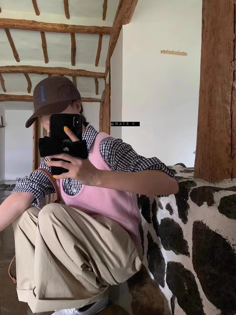 ウールニットのベストuネックの弾力性が短いです。