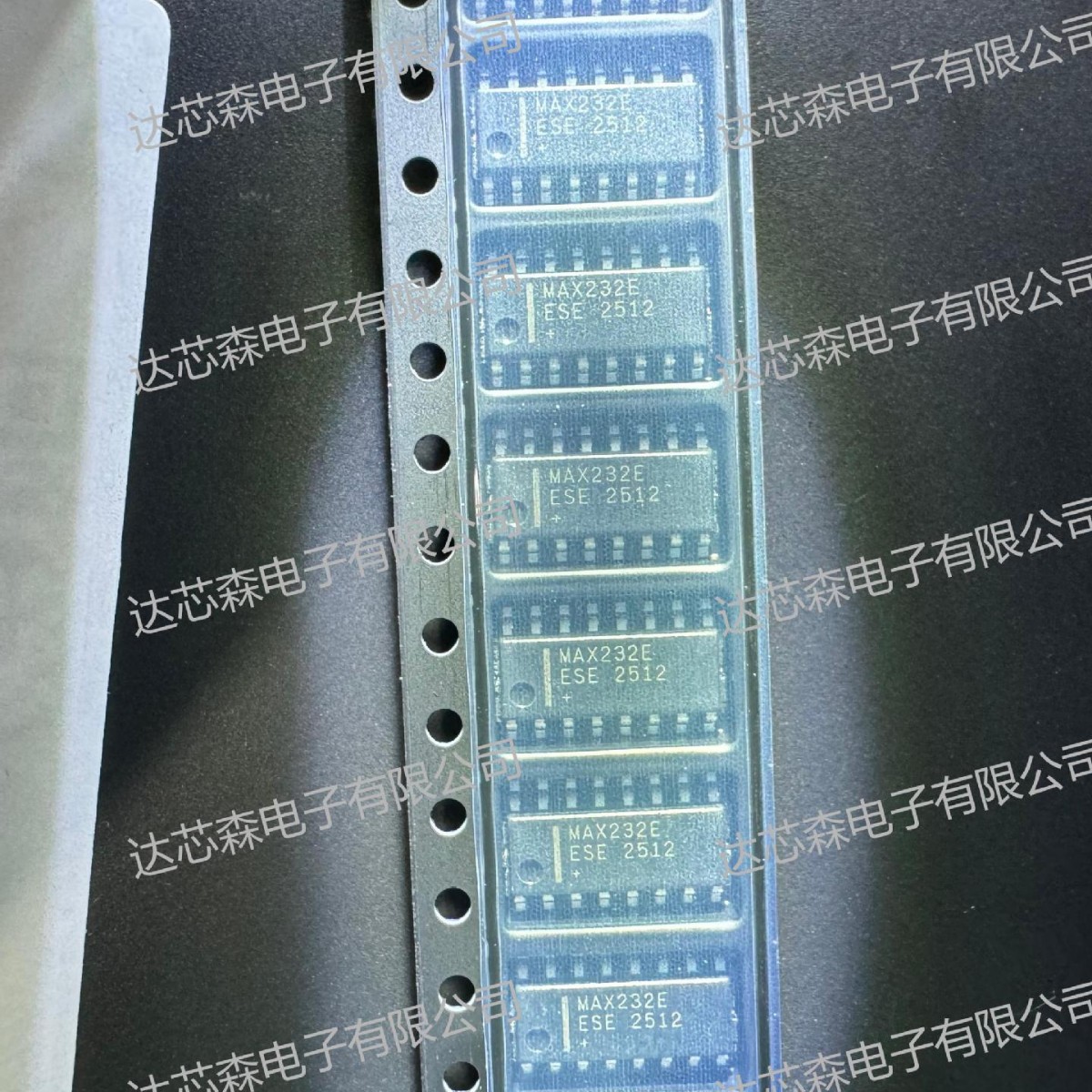 原装 MAX232EESE+T 16-SOIC RS232 电平转换芯片 15kV ESD 防护