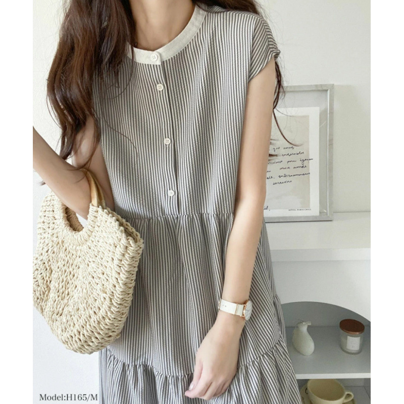 Summer dress with sleeves with a round collar sleevless