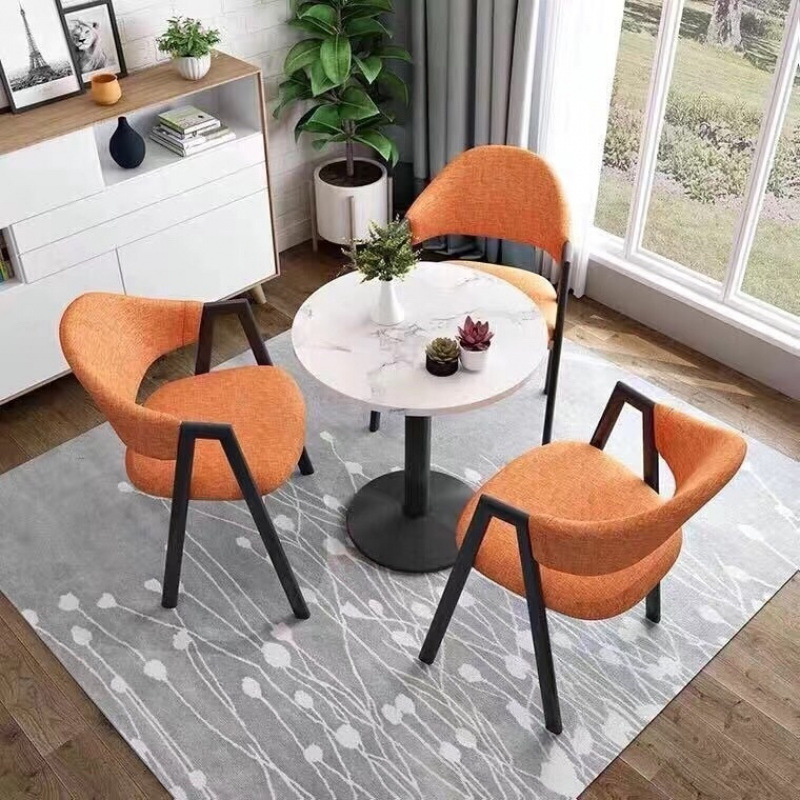 60개 원형 테이블과 의자 3개, 오렌지색 천