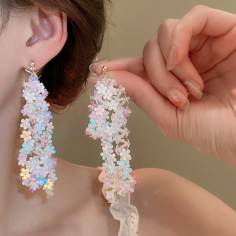 Pendientes de aguja plateados con pétalos de perlas con incrustaciones de diamantes y borlas, pendientes de tuerca de lujo ligeros y de alta gama con un diseño elegante y versátil.