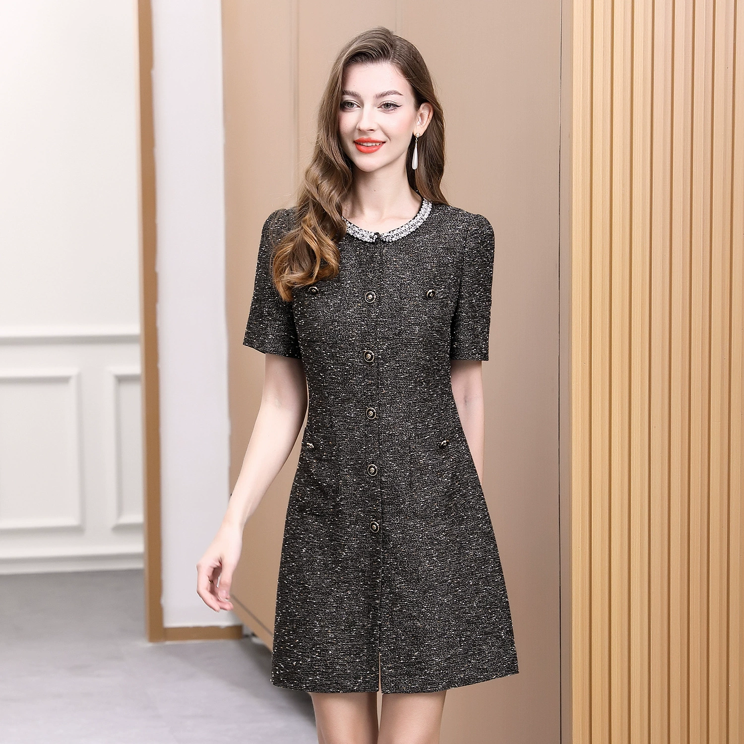 2025 весна и лето новое высококлассное платье с короткими рукавами элегантный французский элегантный темперамент маленький ароматный ветер жемчужная юбка с круглым вырезом женский