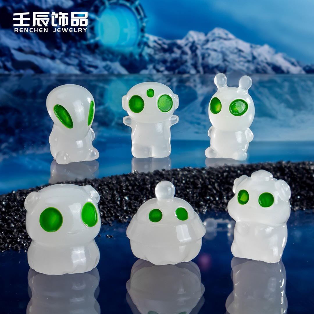 跨境新品夜光树脂绿眼外星人立体卡通小公仔桌面小摆件微景观装饰