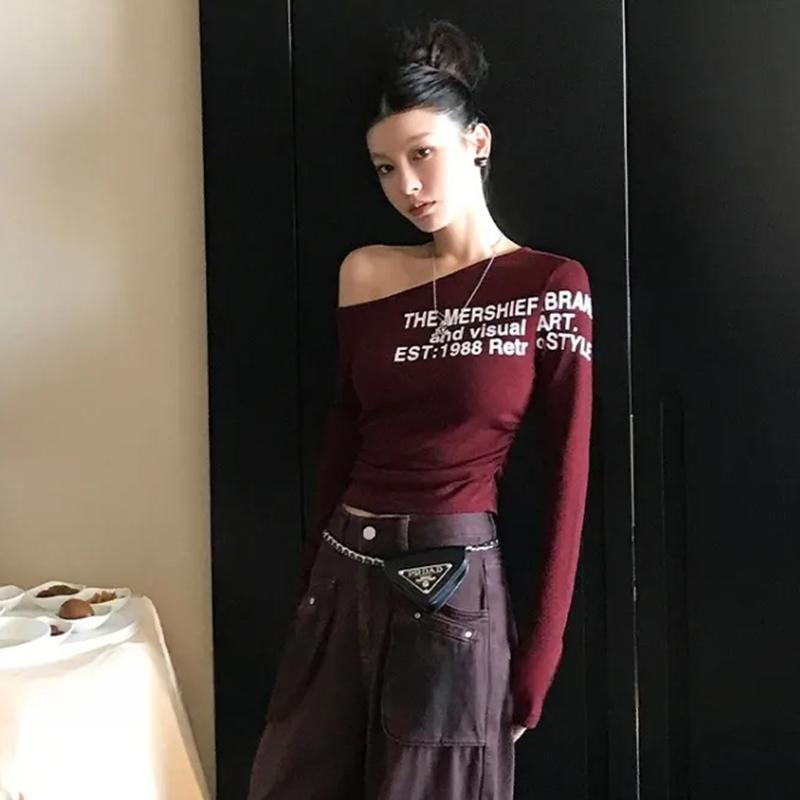 字母印花斜肩長袖T恤女秋季褶皺修身設計感美式辣妹酒色短款上衣