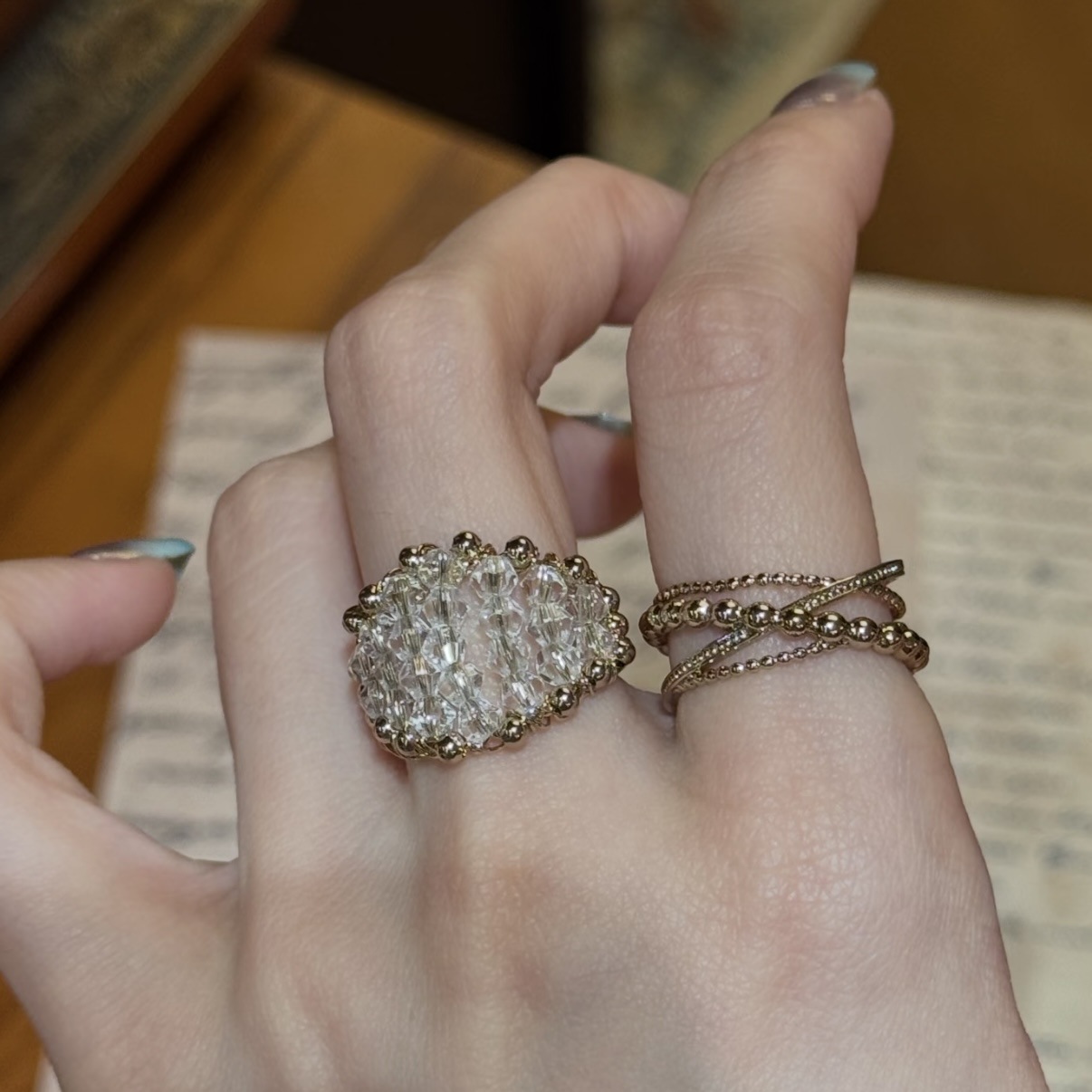 Vintage Light Luxury Crystal Beaded Coffee Gold Ring with Intricate Design for Women, Stylish and Versatile with a High-End Feel
