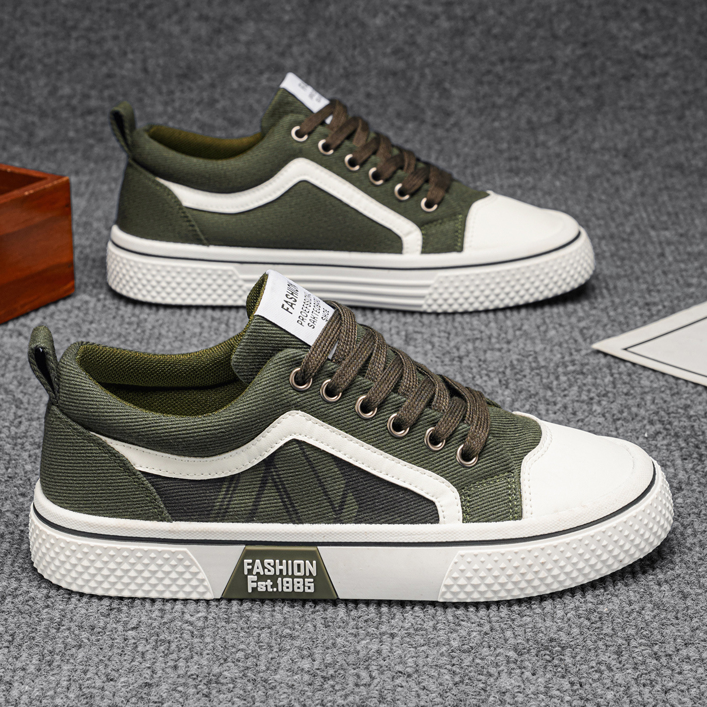 2026 zapatos de hombre de verano nuevos zapatos de lona de tamaño grande casual versátil y ligero juvenil zapatos de tela de skate casual clásicos