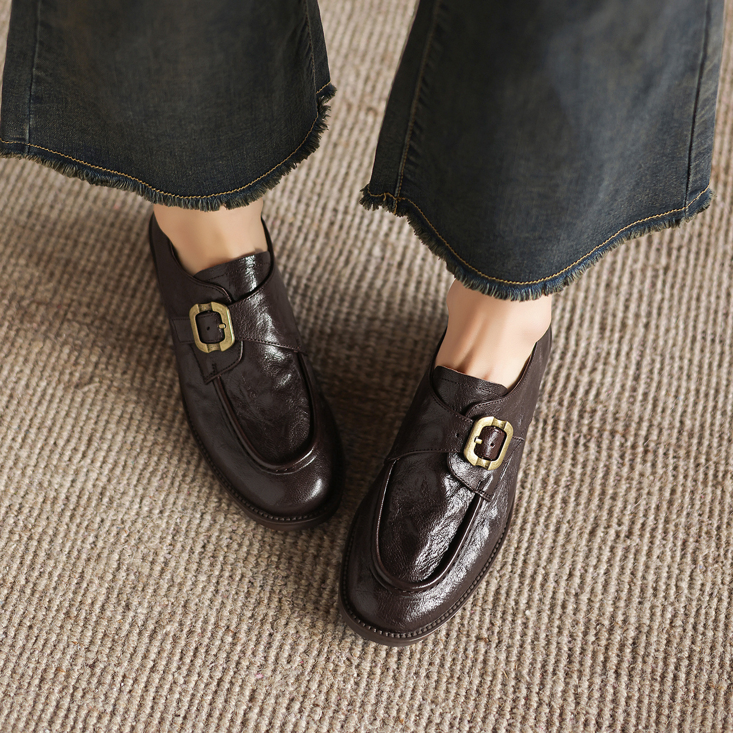 Giày loafer nữ phong cách Anh quai khóa, gót vuông thấp, mũi sâu, da bò — màu nâu