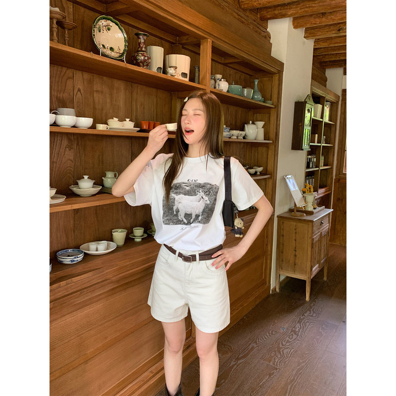 Basic denim shorts for women, summer 2026 new vintage high-waisted straight-leg design casual pants Basic denim shorts for women, summer 2026 new vintage high-waisted straight-leg design casual pants
