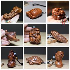 赤い酸の枝の木の彫刻の文は手を遊んで仕事をします。