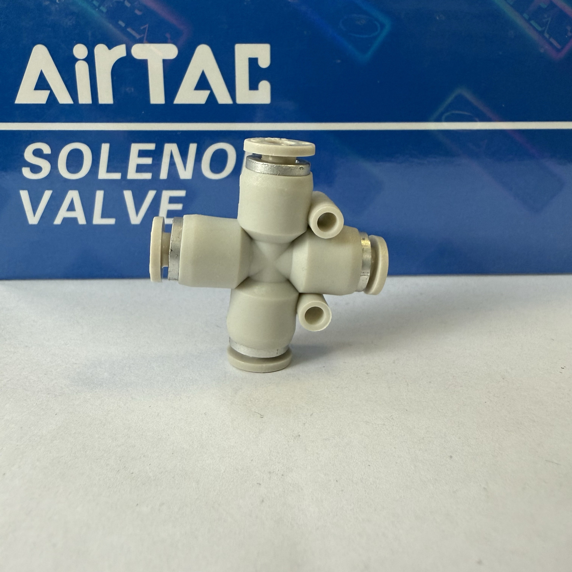 AirTAC亚德客气动原装正品灰色十字四通成品包APZA4 现货