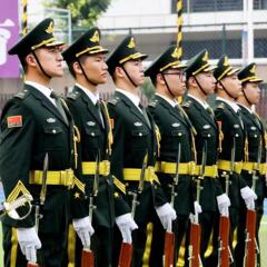三軍の儀式隊の服装の国旗班の護衛隊の国旗掲揚手のドレスの中学生の国旗掲揚式の服装の礼賓服
