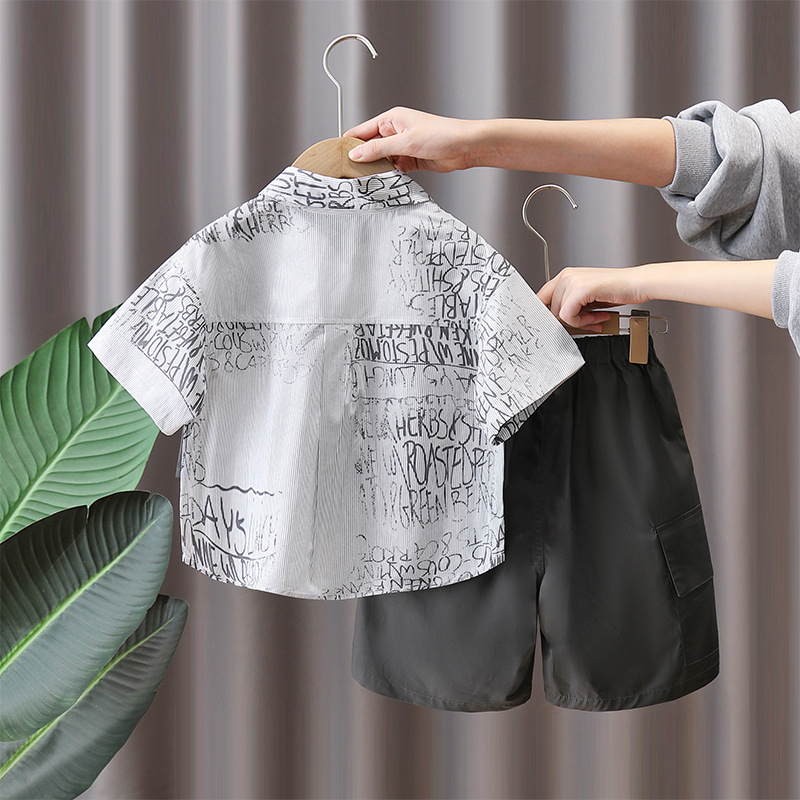 7220 Traje de verano para niños 2025 Nuevo estilo para niños Camisa a rayas de dos piezas falsa coreana Verano neto neto traje de dos piezas