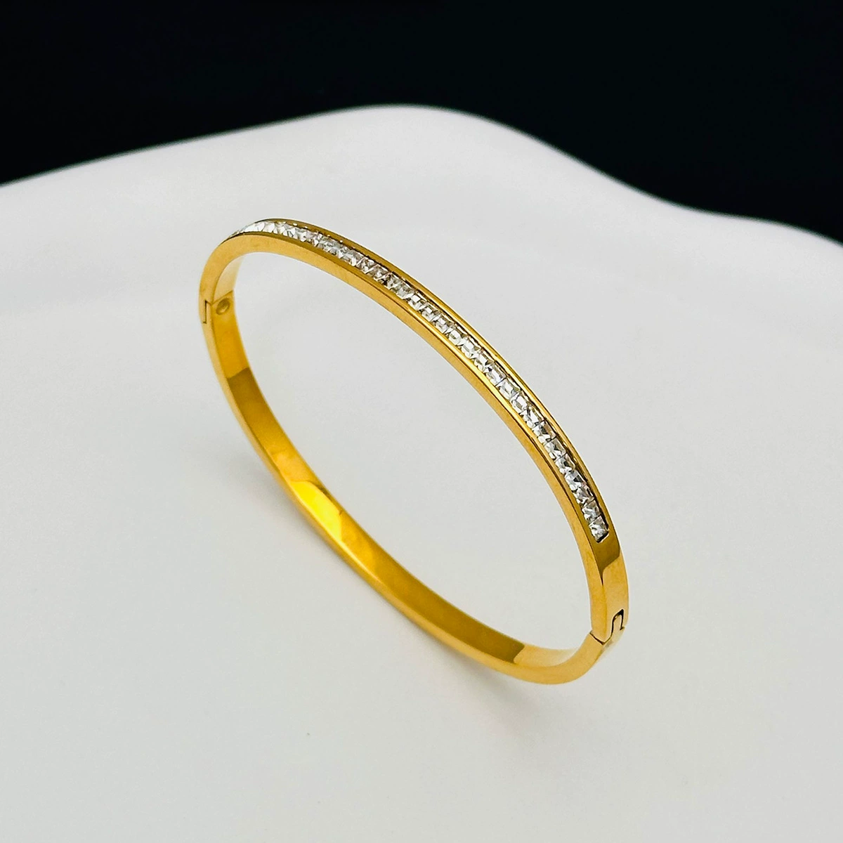 Маленькая изысканная брендовая женская bracelet из нержавеющей стали, не тускнеет, украшенный драгоценными камнями