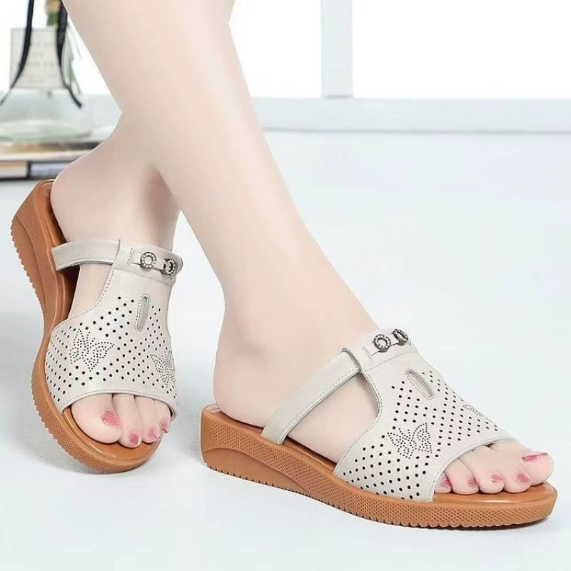 Женские тапочки на мягкой подошве среднего и пожилого возраста для летней верхней одежды, нескользящая обувь для мам среднего возраста на мягкой подошве с кожаной обивкой, удобные сандалии на плоской подошве большого размера