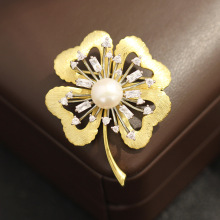 新品高级感小众双色金四叶草胸针天然淡水珍珠花叶别针防走光配饰