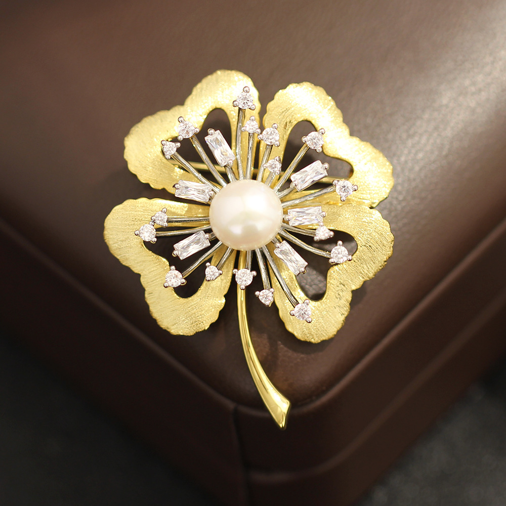 新品高级感小众双色金四叶草胸针天然淡水珍珠花叶别针防走光配饰