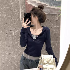 秋冬の修身はやせています。偽の二枚の帽子と上着の短いタイプは色にぶつかって、肩の長袖のtシャツの婦人服をつなぎ合わせます。