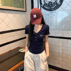 オリジナル生地のアメリカンギャルvネックはブルーの肩の半袖tシャツを隠しています。