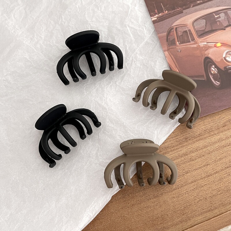 4.5cm Medium-Sized Milk Coffee Color Simple Versatile Claw Clip for Securing High Ponytails, Pumpkin Clip for Half-Tied Hairstyles on the Back of the Head