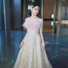 粉色羽毛一字肩晚礼服轻奢小众2026新款订婚结婚敬酒服生日主持夏